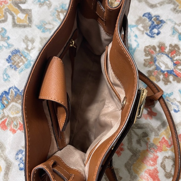 Michael Kors Hamilton Mk Satchel Bag Khaki
Saffiano Leather Padlock - Picture 5 of 8